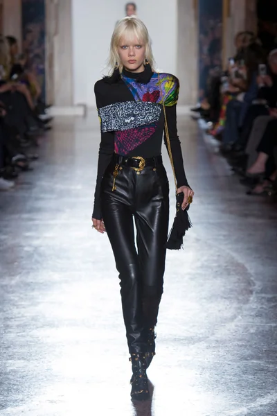 Look 16